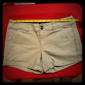 EUC! Am. Eagle Sz. 6 Khaki Midi Shorts